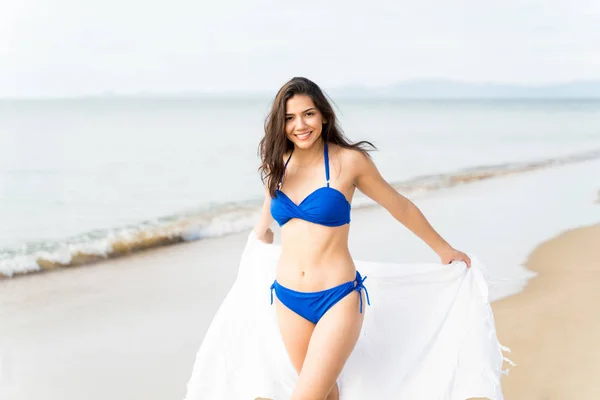 Mujer Atractiva Feliz Disfrutando Con Bufanda Playa Durante Las Vacaciones —  Fotos de Stock