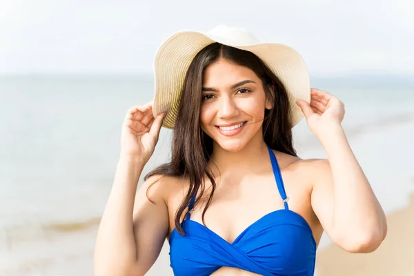 Bella Giovane Donna Costume Bagno Indossando Cappello Spiaggia Durante Vacanze — Foto Stock