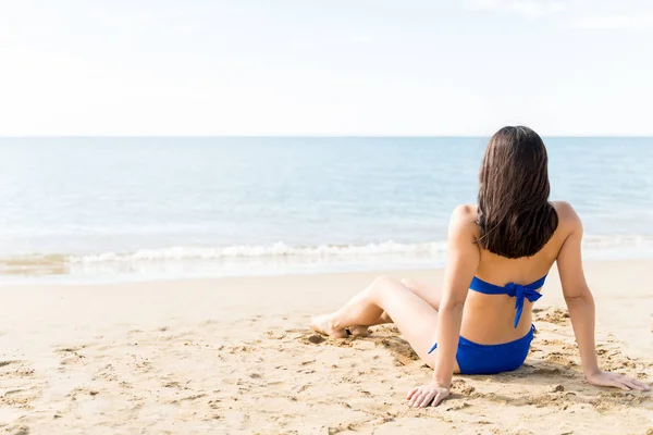 Mujer Joven Relajándose Tomando Sol Playa Arena Durante Las Vacaciones — Foto de Stock