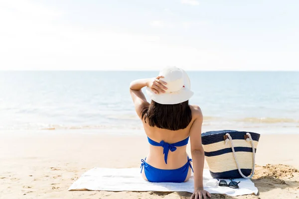 Kobieta Kostiumie Kąpielowym Kapeluszu Siedząc Ręczniku Plażowym Brzegu Podczas Wakacji — Zdjęcie stockowe