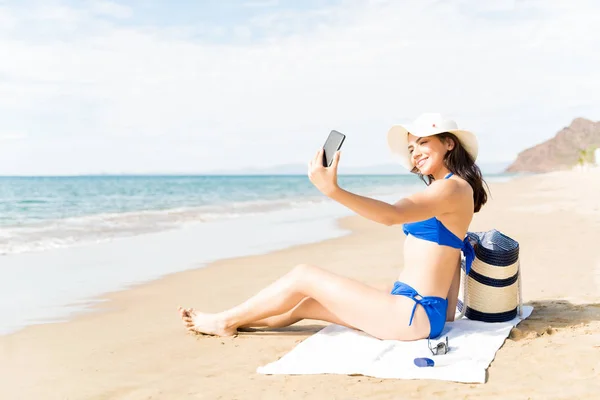 Hermosa Mujer Con Bikini Tomando Selfie Teléfono Inteligente Mientras Está — Foto de Stock