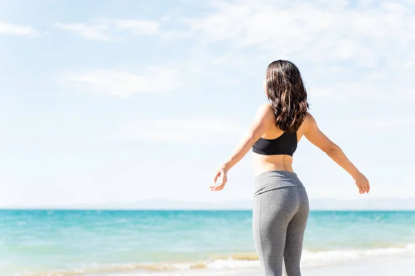 Žena Sportovním Oblečení Relaxace Cvičení Pažemi Nataženými Pláži — Stock fotografie