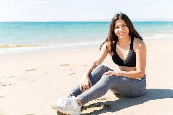 Uśmiechnięta Kobieta Odzieży Sportowej Relaksująca Się Brzegu Morza Treningu Plaży — Zdjęcie stockowe