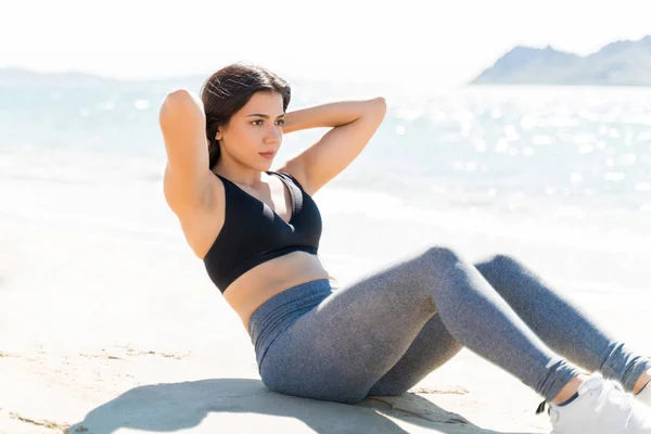 Belle Femme Faisant Des Exercices Formation Sur Bord Mer Été — Photo