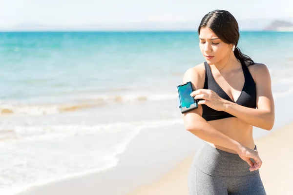 Yaz Boyunca Kumsalda Egzersiz Yapmadan Önce Akıllı Telefon Kullanan Güzel — Stok fotoğraf