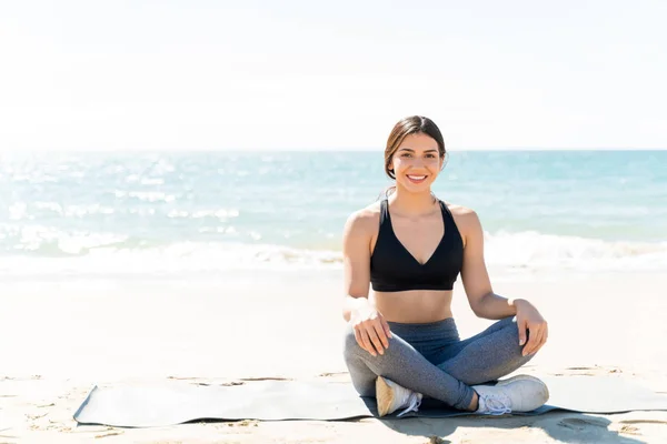 Giovane Donna Seduta Sul Tappetino Yoga Mare Durante Vacanze Mare — Foto Stock