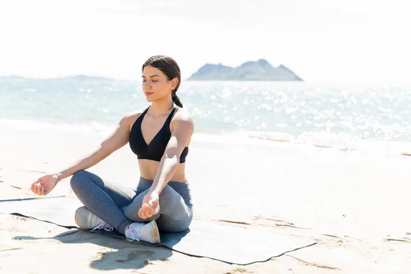 Молодая Женщина Делает Медитацию Коврике Йоги Пляже Время Летних Каникул — стоковое фото