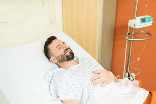 Nemocný Muž Pacient Nosí Nosní Kanylu Zatímco Leží Posteli Nemocnici — Stock fotografie