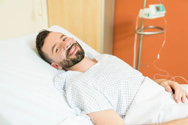 Usmívající Středně Dospělý Pacient Kyslíkem Ležící Nemocničním Lůžku Během Léčby — Stock fotografie