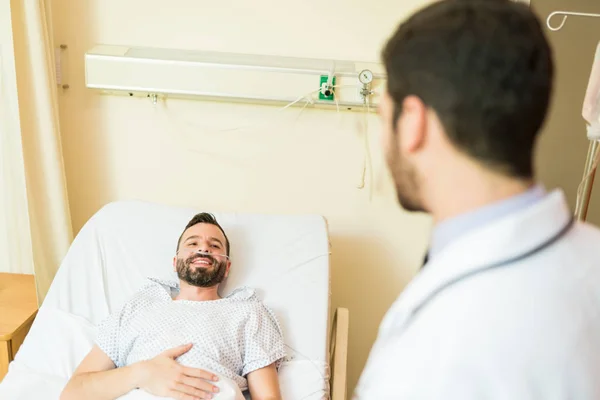 Kranker Mittlerer Erwachsener Patient Schaut Pflegekraft Während Krankenhaus Auf Dem — Stockfoto