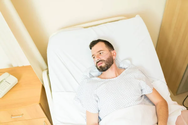 Zamyšlený Nemocný Pacient Odvrací Pohled Zatímco Leží Nemocničním Lůžku Během — Stock fotografie