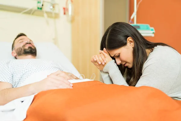 Hastanede Yatarken Erkek Hasta Için Dua Eden Ağlayan Bir Kadın — Stok fotoğraf