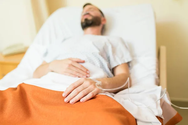 Close Van Zieke Mannelijke Patiënt Met Infuus Hand Liggend Boven — Stockfoto