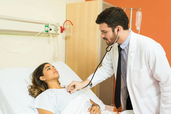 Médico Hispânico Masculino Examinando Paciente Com Estetoscópio Hospital — Fotografia de Stock