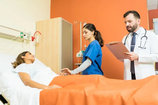 Médico Explicando Relatórios Enquanto Enfermeira Ajustando Taxa Fluxo Gotejamento Paciente — Fotografia de Stock