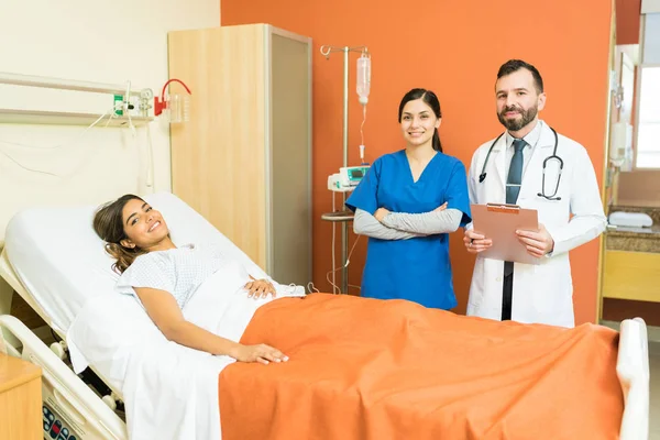 Smiling Doctor Nurse Young Patient Hospital — Stock Photo, Image