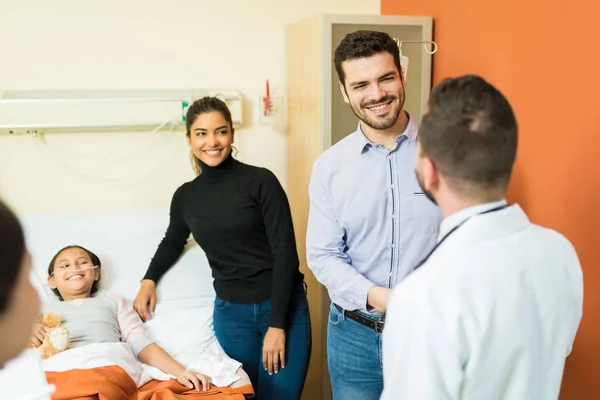 Ouders Begroeten Arts Terwijl Stand Zieke Dochter Het Ziekenhuis — Stockfoto