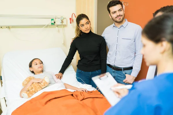 Ouders Die Luisteren Naar Gezondheidswerkers Terwijl Kleine Patiënt Het Ziekenhuis — Stockfoto