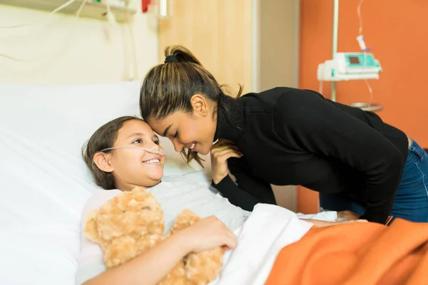 Smiling Mother Unwell Daughter Bed Hospital Visit — Stock Photo, Image