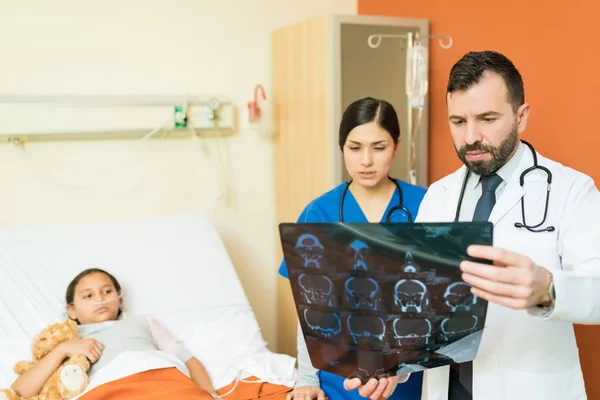 Trabajadores Salud Mirando Rayos Mientras Discuten Contra Paciente Acostado Cama — Foto de Stock