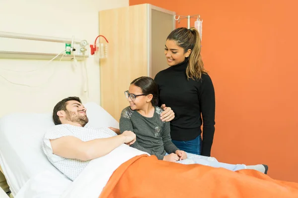 Mãe Filha Visitam Pai Doente Durante Tratamento Hospital — Fotografia de Stock