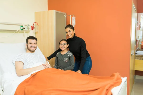 Uomo Malato Sorridente Con Famiglia Letto Durante Visita Ospedale — Foto Stock