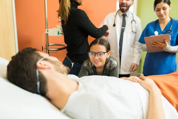 Lánya Beteg Apával Beszél Miközben Kezet Fog Orvossal Kórházi Látogatás — Stock Fotó