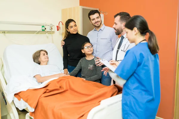 Latijnse Artsen Gesprek Met Senior Patiënt Haar Familie Het Ziekenhuis — Stockfoto