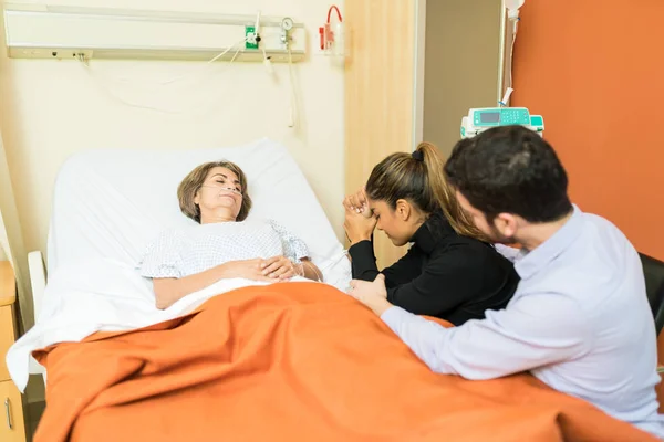 Mann Tröstet Besorgte Frau Krankenhaus Sitzen — Stockfoto