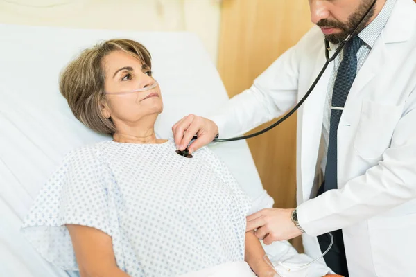 Arzt Behandelt Seniorin Mit Stethoskop Auf Bett Krankenhaus — Stockfoto