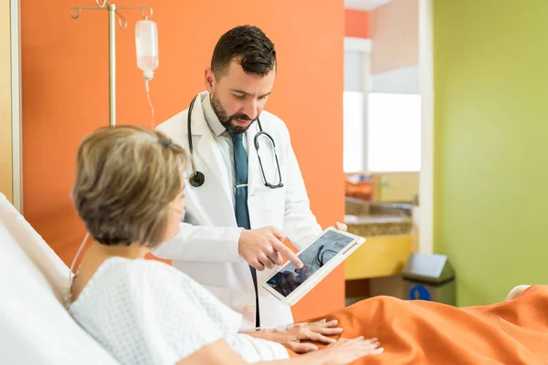 Medico Che Spiega Radiografia Sul Tablet Digitale Paziente Anziano Ospedale — Foto Stock
