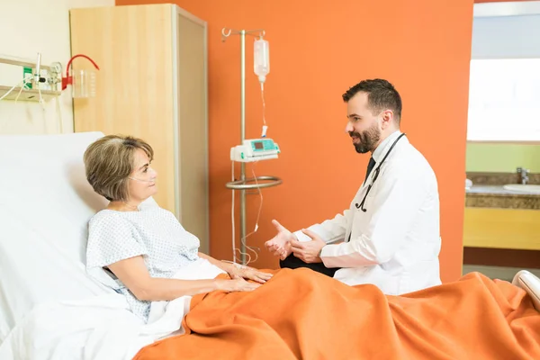 Médico Masculino Discutiendo Sobre Enfermedad Paciente Mayor Hospital —  Fotos de Stock