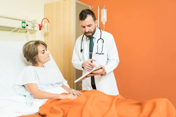 Male Doctor Explaining Report Digital Tablet Senior Patient Hospital — Stock Photo, Image