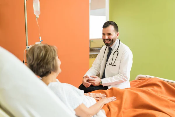 Leende Medelvuxen Vårdpersonal Diskuterar Över Sjukdom Till Seniorpatient Sjukhus — Stockfoto