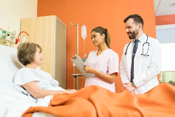 Médicos Masculinos Femininos Conversando Com Paciente Idoso Doente Hospital — Fotografia de Stock