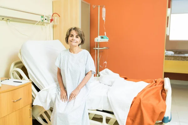 Leende Äldre Patienter Uniform Sittande Sjukhus — Stockfoto