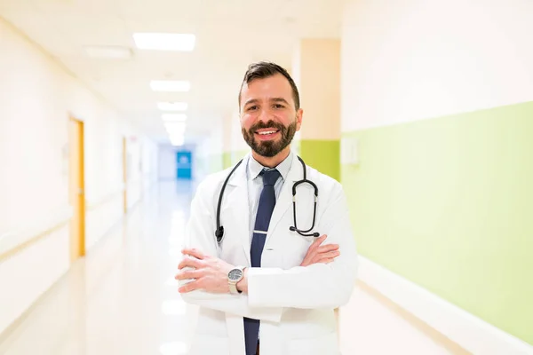 Sorrindo Bonito Médio Adulto Médico Masculino Com Braços Cruzados Corredor — Fotografia de Stock