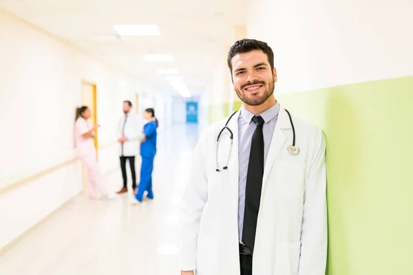 Portrait Handsome Doctor Leaning Wall Coworkers Discussing Background Hospital — Stock Photo, Image