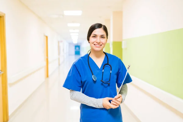 Jovem Médica Latina Com Estetoscópio Prancheta Vestindo Arbustos Corredor Hospital — Fotografia de Stock