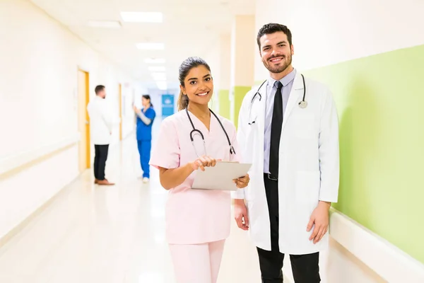 Sorridente Operatori Sanitari Ispanici Piedi Vicino Muro Con Colleghi Background — Foto Stock