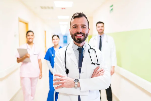 拉丁中年医生手挽手 与站在医院后台的同事对着干 — 图库照片