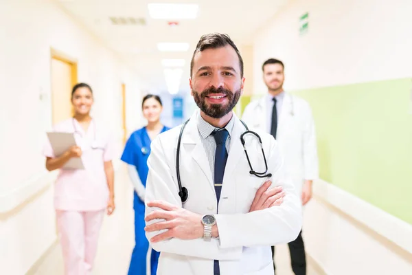 Médico Latino Mediana Edad Con Los Brazos Cruzados Contra Colegas — Foto de Stock