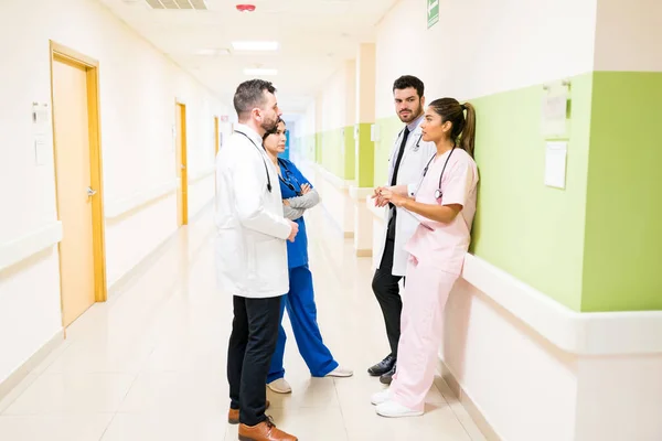 Trabalhadores Saúde Confiantes Discutindo Enquanto Estão Corredor Hospital — Fotografia de Stock