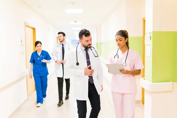 Operatori Sanitari Discutono Rapporti Mentre Colleghi Medici Camminano Background Nel — Foto Stock