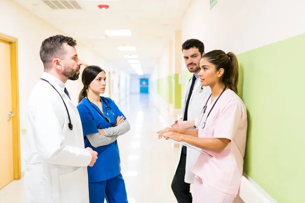 Médicos Enfermeiras Sexo Masculino Feminino Discutem Reunião Corredor Hospitalar — Fotografia de Stock
