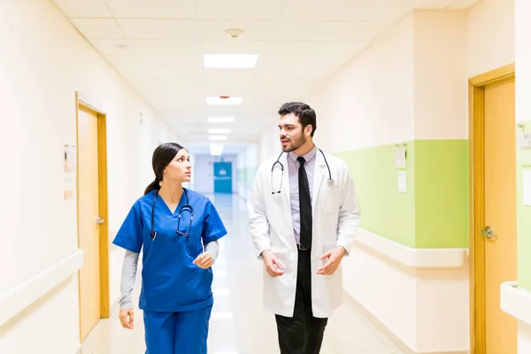 Medico Ispanico Infermiera Parlando Mentre Camminano Insieme Corridoio Ospedale — Foto Stock