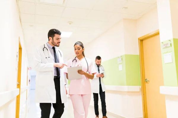 Colegas Médicas Masculinas Femininas Discutindo Sobre Relatório Enquanto Médico Usando — Fotografia de Stock