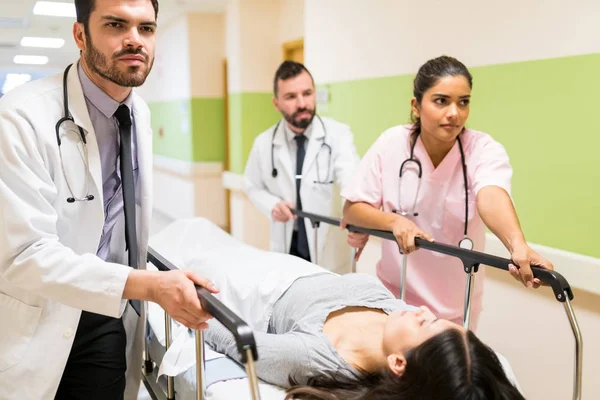 Trabajadores Salud Masculinos Femeninos Ensangrentados Apresurando Paciente Camilla Pasillo Hospital — Foto de Stock