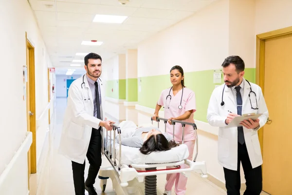 Медицинские Работники Толкают Пациента Каталку Время Средний Взрослый Врач Делает — стоковое фото