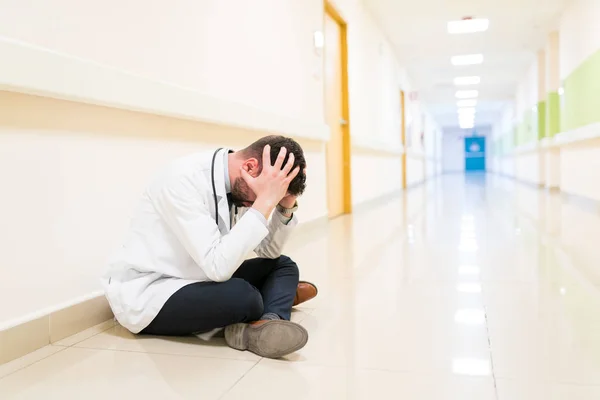 Trauriger Erwachsener Arzt Mit Kopf Den Händen Sitzt Auf Dem — Stockfoto